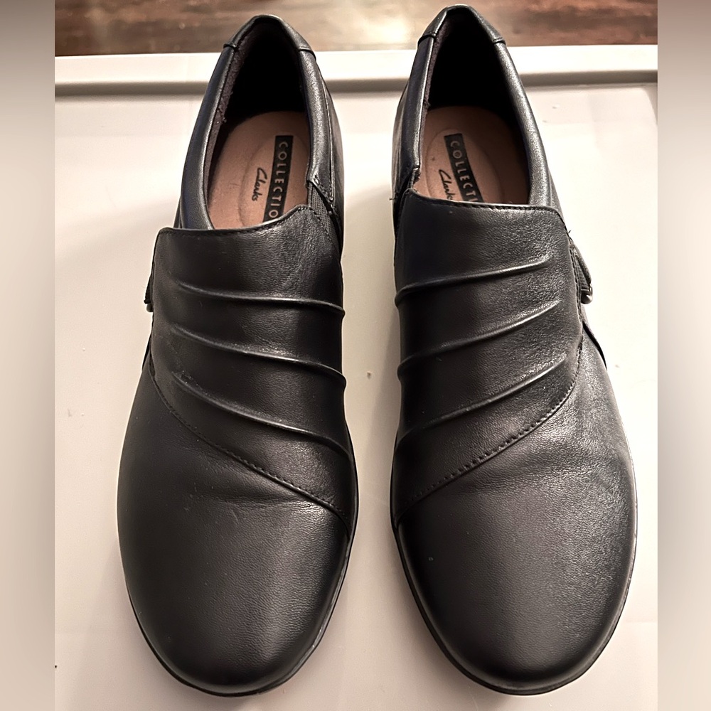 CLARK’S Women size 6M BLACK LEATHER SLIP-ON Shoes